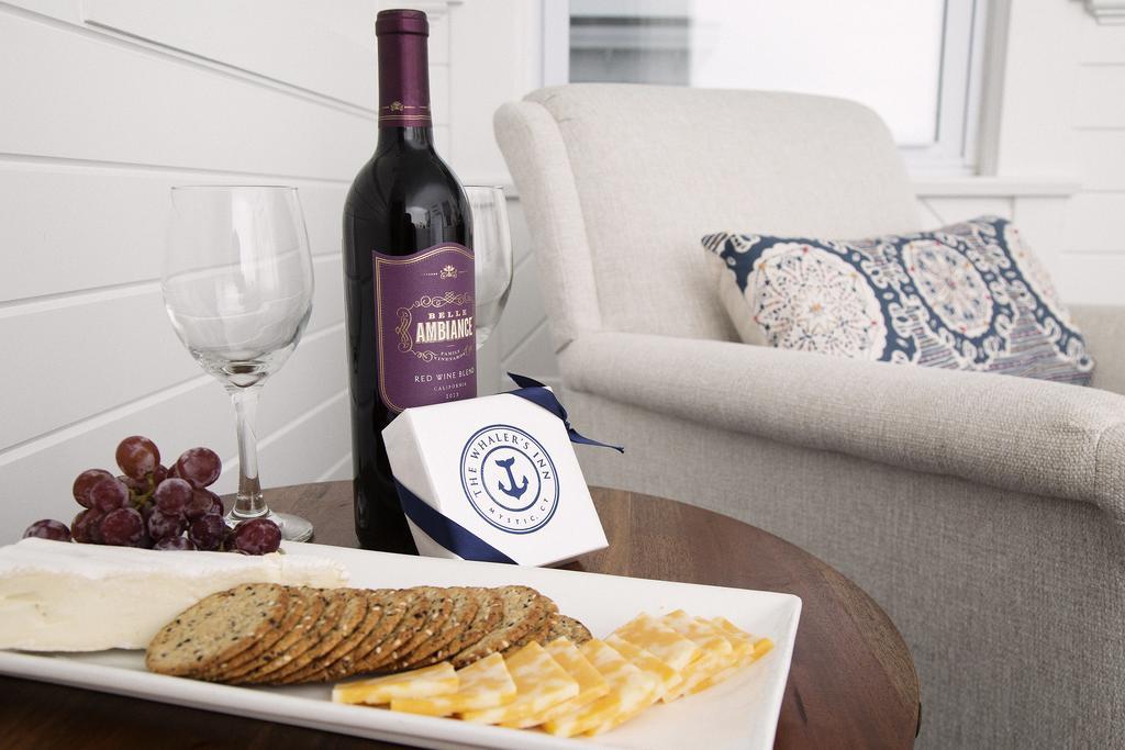 The Whaler'S Inn Мистик Екстериор снимка